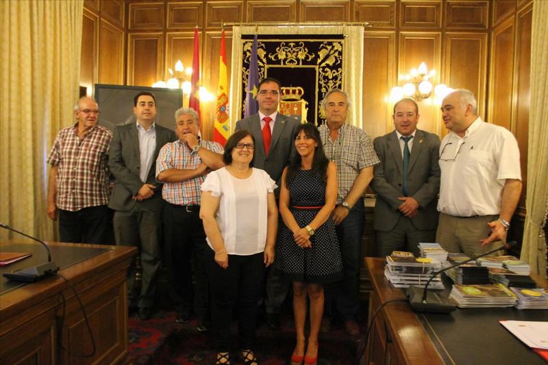 Firma del convenio en Diputación para apertura de 7 oficinas de turismo