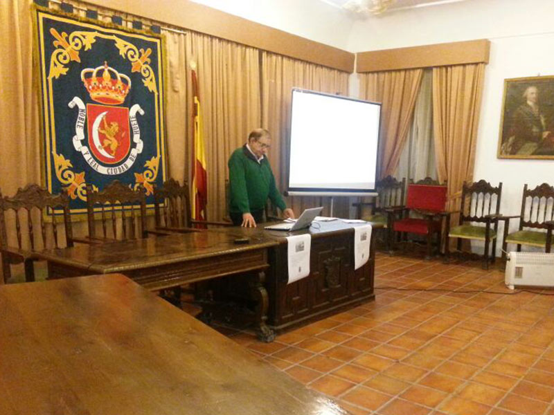 Manuel Olarte, concejal de cultura, fue el conferenciante de la charla