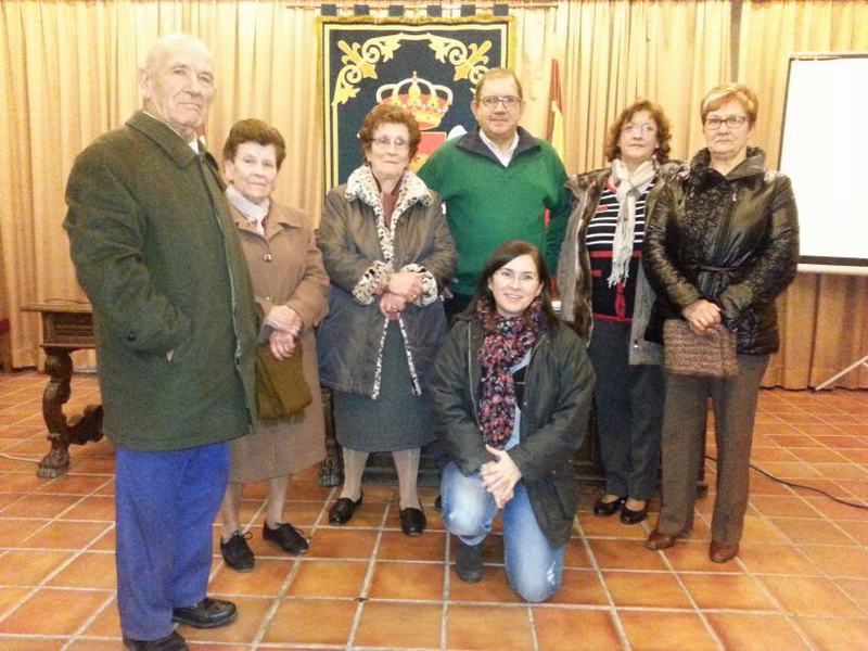 Conferenciante con los descendientes de la familia afectada por el incendio