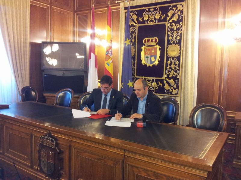 Firma del convenio por el presidente de la Diputación Provincial, Benjamín Prieto, y el alcalde de Huete, Fernando Romero