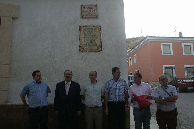 Descubrimiento de la placa conmemorativa del V Centenario de Fray Ambrosio Montesino, por parte del alcalde de Huete y el presidente de la Diputación de Cuenca