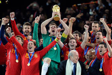 Foto de la selecci&oacute;n espa&ntilde;ola levantando la copa del mundo