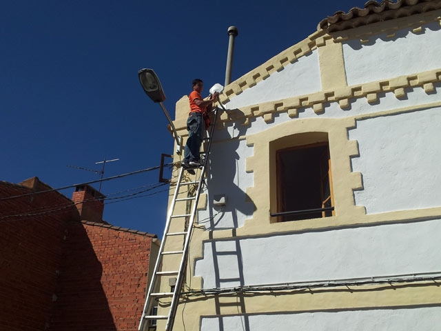Puesta en marcha del Centro de Internet de Bonilla por el concejal de nuevas tecnologías y por el técnico informático del Ayuntamiento de Huete