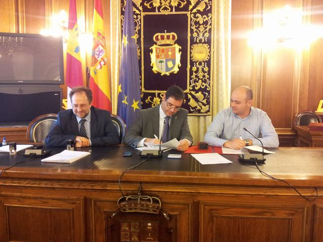 el alcalde de Huete, Fernando Romero, y el presidente de la Diputación Provincial, Benjamín Prieto firmando los convenios del PLAMIT 