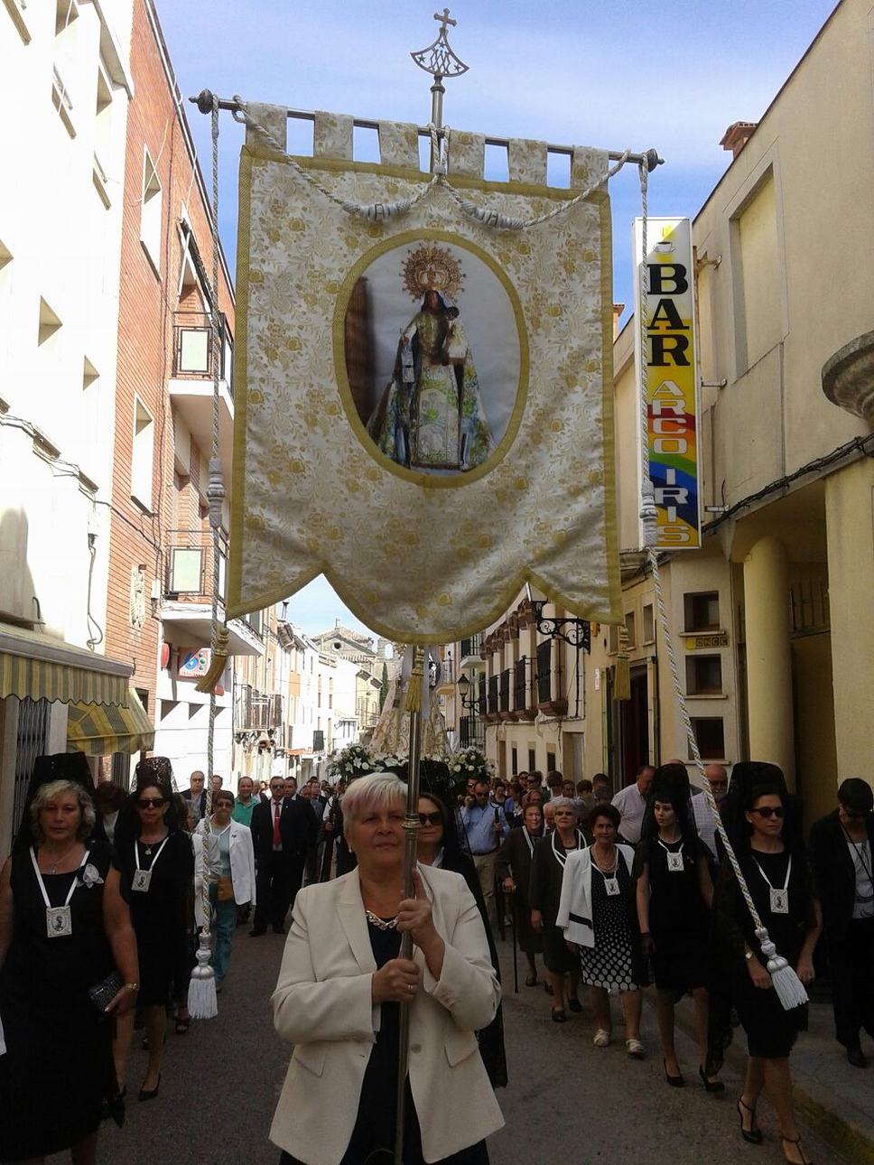 J Procesión a la Virgen