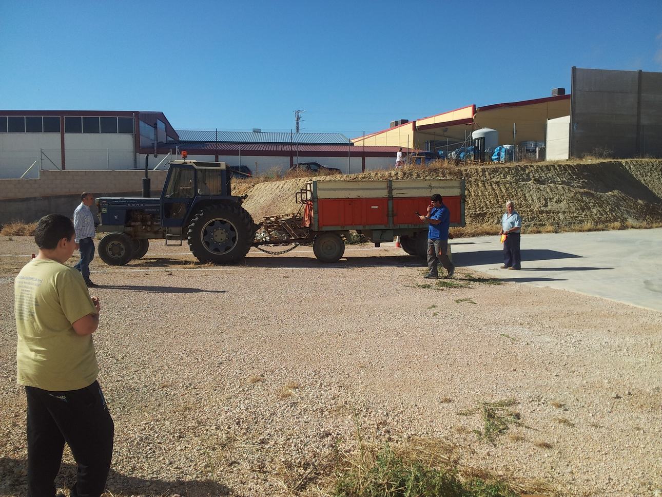 E Concurso de habilidad con maquinaria agrícola