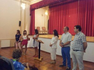 Autoridades y responsables del Centro de la Mujer en el acto de bienvenida