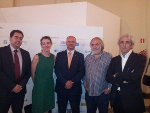 El alcalde de Huete y vicepresidente de la Fundación Antonio Pérez con el presidente y directora de PhotoEspaña