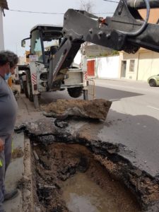Trabajos de arreglo de avería de la red de aguas de Huete