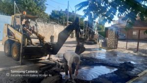 Trabajos de arreglo de avería de la red de aguas de Huete