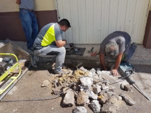 Trabajos de arreglo de avería de la red de aguas de Huete