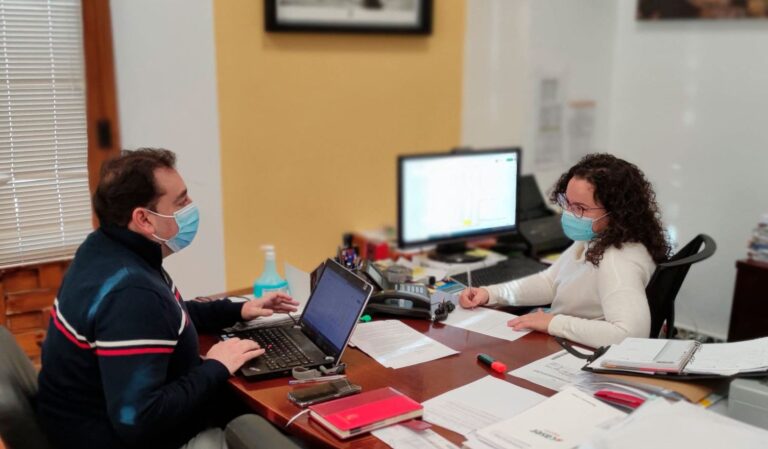 alcalde_y_secretaria_huete